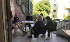 Diskussionsrunde-auf-dem-Balkon